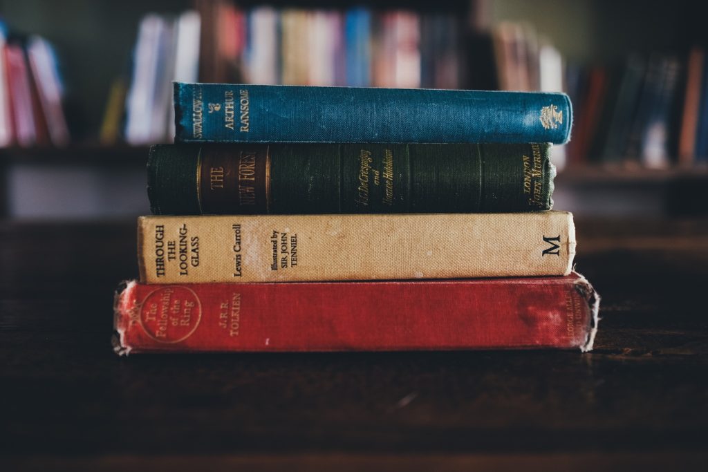 Vier aufeinander gestapelte Bücher